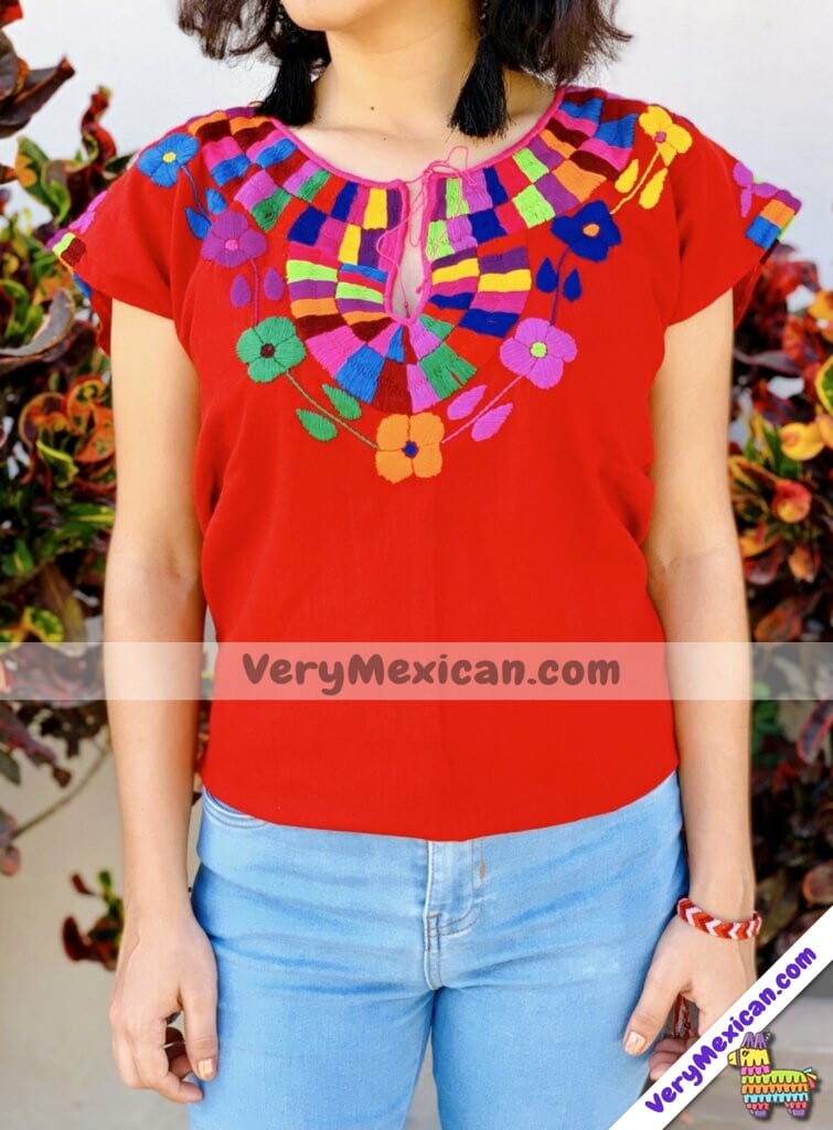 Kent Melancólico diario rj00766 Blusa Color Rojo de manta bordada a mano mosaico con flores hecho  en Chiapas México medida de 62x53 cm ⋆ VeryMexican.com